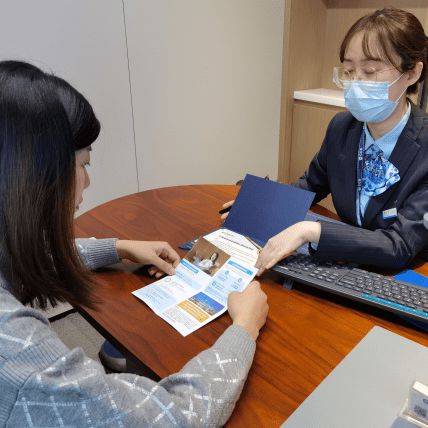 連扳三局展雄風(fēng)，大逆轉(zhuǎn)國羽勇奪首金；養(yǎng)老服務(wù)暖人心，銀齡歲月映華章